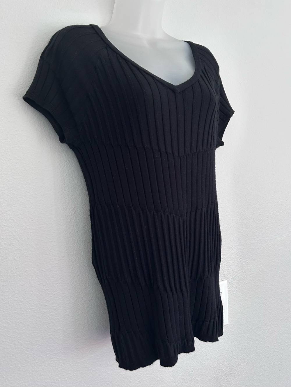 Black Ribbed V-Neck Short Sleeve sweater - Women's L